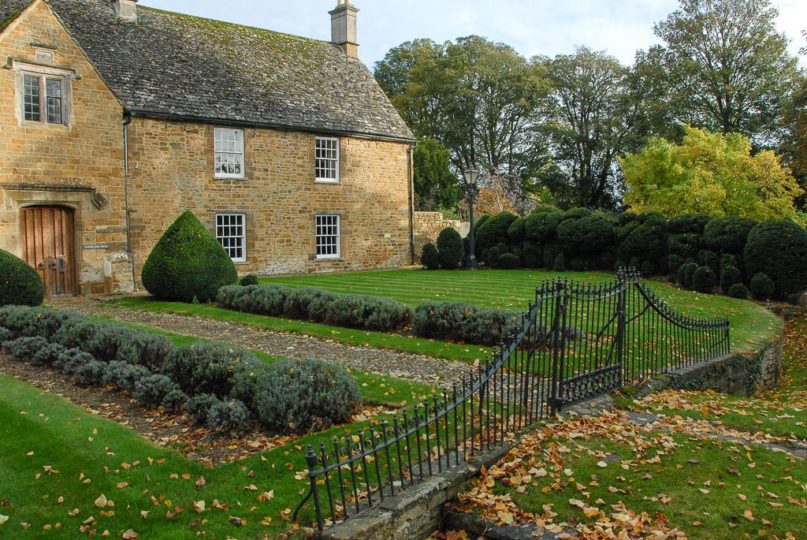 North Oxfordshire ironstone listed house & front garden